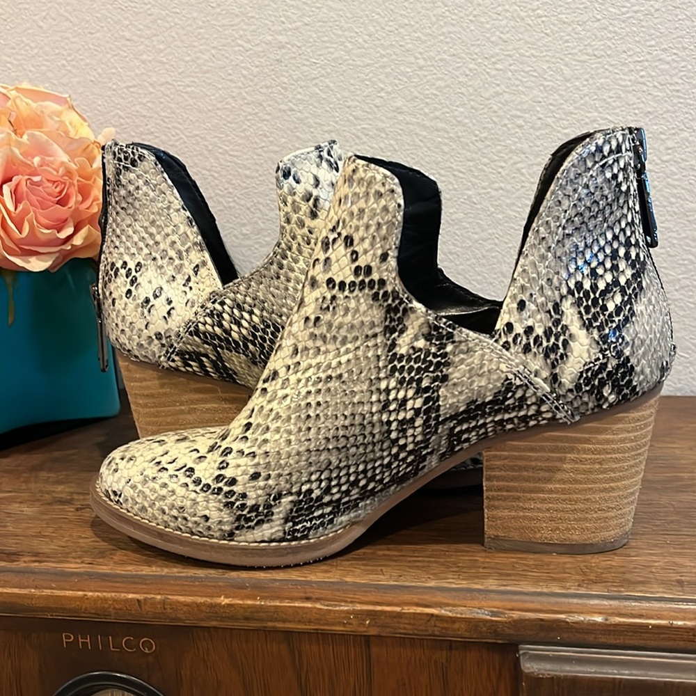 Blondo Leather Waterproof Booties - Picture 2 of 13